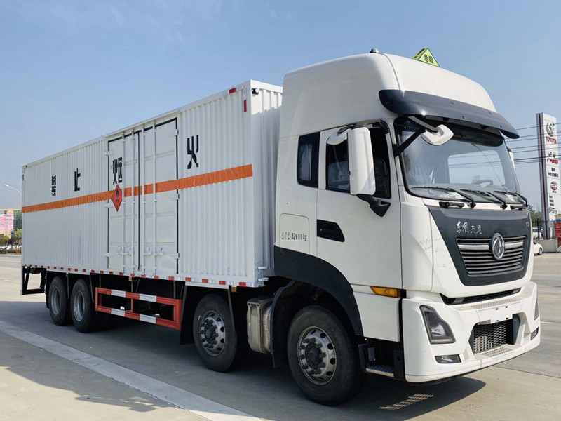 天龍前四后八易燃固體廂式運(yùn)輸車(chē)